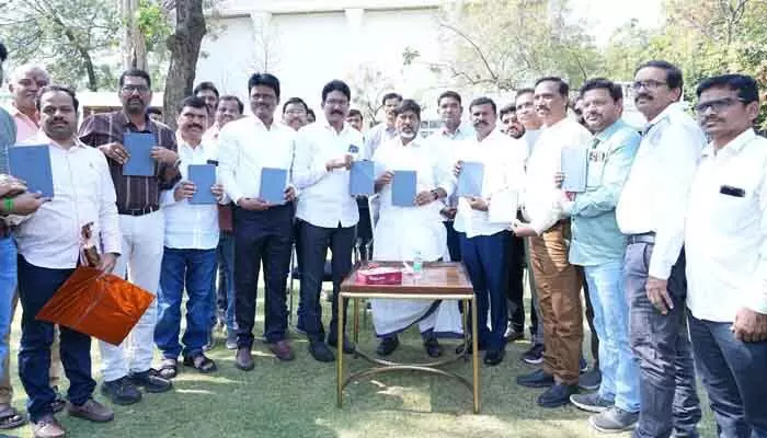 విద్యుత్ ఇంజనీర్ల సేవలు వెలకట్టలేనివి: డిప్యూటీ సీఎం భట్టి విక్రమార్క విద్యుత్ ఇంజనీర్ల సేవలు వెలకట్టలేనివి: డిప్యూటీ సీఎం భట్టి విక్రమార్క