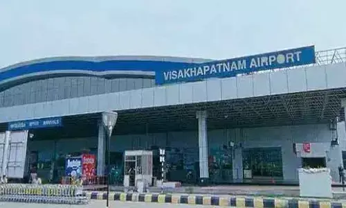 విశాఖ ఎయిర్ పోర్టులో ప్రతికూల వాతావరణం
