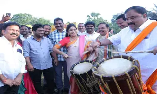 కేరళ డోలు వాయిస్తూ హోం మంత్రి సందడి