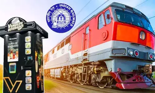 రైలు ప్రయాణికులకు గుడ్ న్యూస్.. ట్రైన్లలో అందుబాటులోకి వెండింగ్ మెషీన్లు