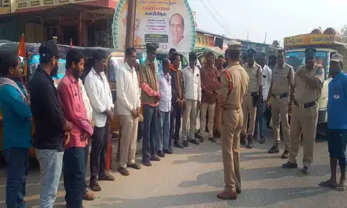 డ్రైవర్లు రోడ్డు భద్రత నియమాలు పాటించాలి : సీఐ హనుమంతు