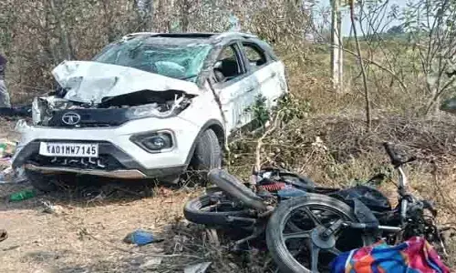 కారు-బైక్ ఢీ.. వ్య‌క్తి మృతి