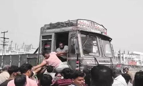 మద్యం మత్తులో లారీ తో వీరంగం