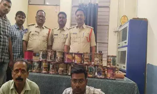 ఆర్మూర్ లో చైనా మాంజా అమ్ముతున్న ఇద్ద‌రు వ్య‌క్తులు అరెస్ట్