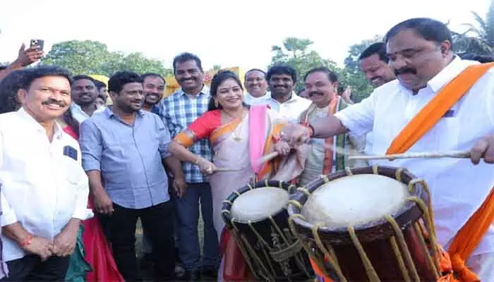 కేరళ డోలు వాయిస్తూ హోం మంత్రి సందడి కేరళ డోలు వాయిస్తూ హోం మంత్రి సందడి