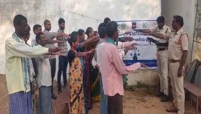 కలిసి పనిచేద్దాం .. సైబర్ మోసాలను అరికడదాం కలిసి పనిచేద్దాం .. సైబర్ మోసాలను అరికడదాం
