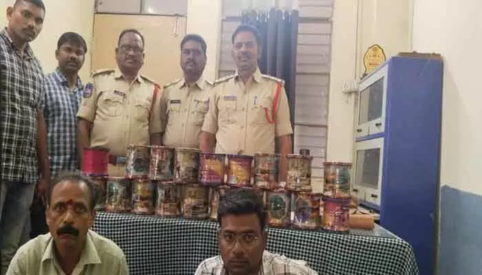ఆర్మూర్ లో చైనా మాంజా అమ్ముతున్న ఇద్దరు వ్యక్తులు అరెస్ట్ ఆర్మూర్ లో చైనా మాంజా అమ్ముతున్న ఇద్దరు వ్యక్తులు అరెస్ట్