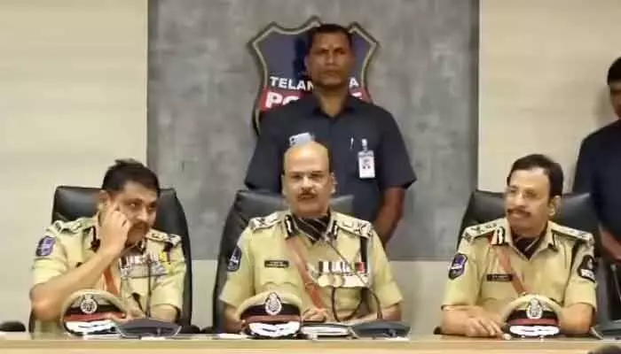 సోషల్ మీడియాలో శృతిమించితే కఠిన చర్యలు: డీజీపీ శివధర్ రెడ్డి సోషల్ మీడియాలో శృతిమించితే కఠిన చర్యలు: డీజీపీ శివధర్ రెడ్డి