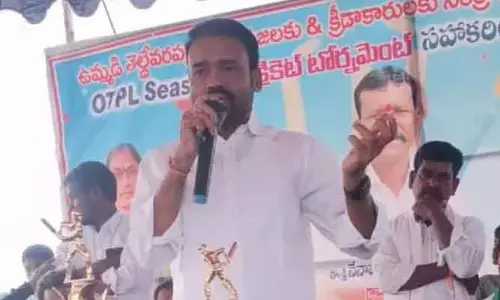 క్రికెట్ టోర్న‌మెంట్ విజేత‌ల‌కు బ‌హుమ‌తులు