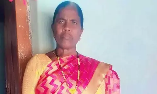 బైకు ఢీ కొట్ట‌డంతో మ‌హిళా మృతి