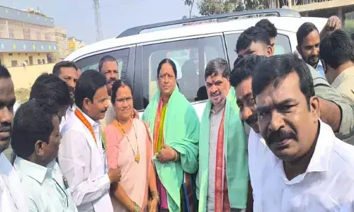 మంత్రి కొండా సురేఖ కి ఘ‌న స్వాగ‌తం ప‌లికిన మంత్రి పొన్నం