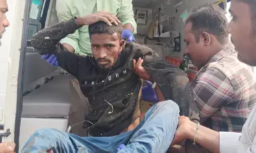 గుర్తు తెలియ‌ని వాహ‌నం ఢీ.. యువ‌కుడికి తీవ్ర గాయాలు
