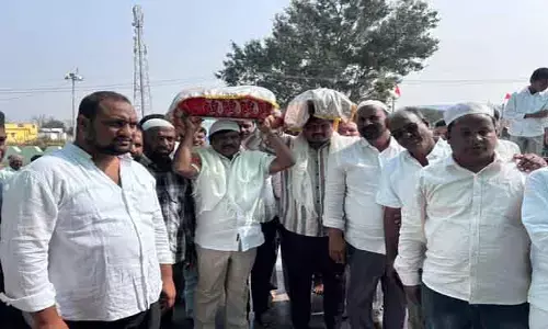 రంగాపూర్ నిరంజ‌న్ షావ‌లి ద‌ర్గాలో ఎమ్మెల్యే వంశీకృష్ణ ప్రార్థ‌న‌లు