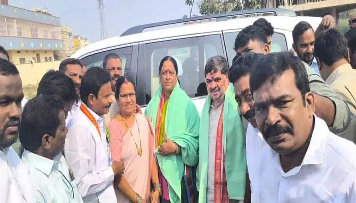 మంత్రి కొండా సురేఖ కి ఘన స్వాగతం పలికిన మంత్రి పొన్నం మంత్రి కొండా సురేఖ కి ఘన స్వాగతం పలికిన మంత్రి పొన్నం