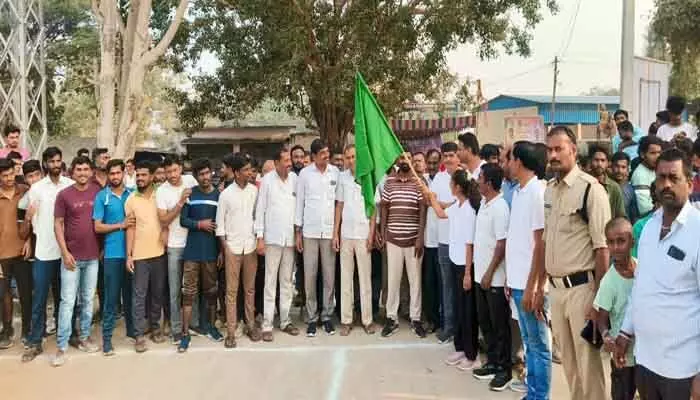 యువత డ్రగ్స్ కు దూరంగా ఉండాలి : ఎస్సై వివేక్ యువత డ్రగ్స్ కు దూరంగా ఉండాలి : ఎస్సై వివేక్
