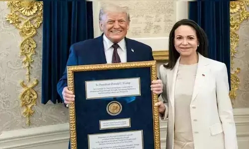 Nobel Peace Prize: తన నోబెల్ శాంతి పురస్కారం ట్రంప్‍కు అందజేసిన మచాడో.. అలా ఇవ్వొచ్చా..?