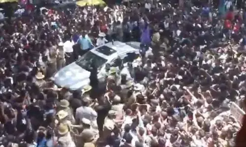 మహేశ్‌బాబును చుట్టుముట్టిన ఫ్యాన్స్.. బెంగళూరులో భీతావహ వాతావరణం