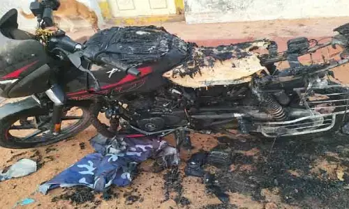 బైక్ ను  దగ్ధం చేసిన గుర్తు తెలియని దుండగులు