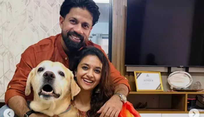 ఫ్యామిలీతో కీర్తి సురేష్ పొంగల్ సెలబ్రేషన్స్.. ఆకట్టుకుంటున్న ఫొటోలు ఫ్యామిలీతో కీర్తి సురేష్ పొంగల్ సెలబ్రేషన్స్.. ఆకట్టుకుంటున్న ఫొటోలు