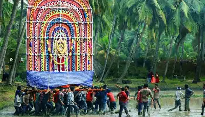 జగ్గన్న తోటలో నేడు ఘనంగా ప్రభల తీర్థం.. 5 లక్షల మంది భక్తుల కోసం ఏర్పాట్లు జగ్గన్న తోటలో నేడు ఘనంగా ప్రభల తీర్థం.. 5 లక్షల మంది భక్తుల కోసం ఏర్పాట్లు