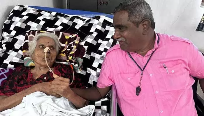 Gade Innaiah: గాదె ఇన్నయ్య తల్లి కన్నుమూత.. అంత్యక్రియలకు కొడుకు హజరయ్యేనా? Gade Innaiah: గాదె ఇన్నయ్య తల్లి కన్నుమూత.. అంత్యక్రియలకు కొడుకు హజరయ్యేనా?