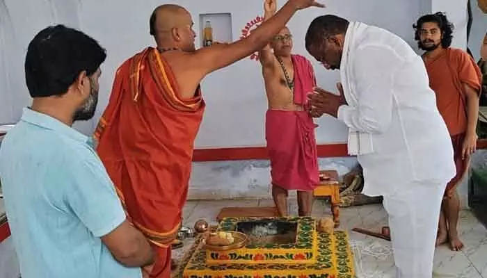హయగ్రీవ స్వామి హోమంలో పాల్గొన్న మంత్రి వాకిటి శ్రీహరి.. హయగ్రీవ స్వామి హోమంలో పాల్గొన్న మంత్రి వాకిటి శ్రీహరి..