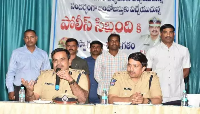 సీఎం పర్యటనకు భారీ బందోబస్తు ఏర్పాట్లు : డీఐజీ ఎల్ఎస్ చౌహాన్ సీఎం పర్యటనకు భారీ బందోబస్తు ఏర్పాట్లు : డీఐజీ ఎల్ఎస్ చౌహాన్