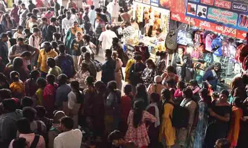 చలో హైదరాబాద్.. కిటకిటలాడుతున్న బస్టాండ్.. రైల్వే స్టేషన్లు