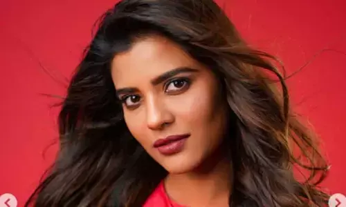 రెడ్ డ్రెస్సులో హాట్ మిర్చిలా హీటెక్కిస్తున్న టాలీవుడ్ హీరోయిన్.. ఫొటోలు వైరల్