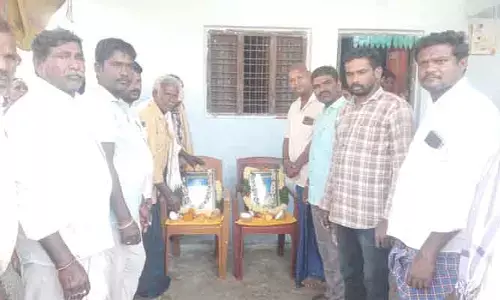 మృతి చెందిన వారికి నివాళుల‌ర్పించిన వ‌డ్డెర సంఘం నాయ‌కులు
