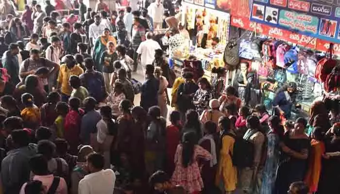చలో హైదరాబాద్.. కిటకిటలాడుతున్న బస్టాండ్.. రైల్వే స్టేషన్లు చలో హైదరాబాద్.. కిటకిటలాడుతున్న బస్టాండ్.. రైల్వే స్టేషన్లు