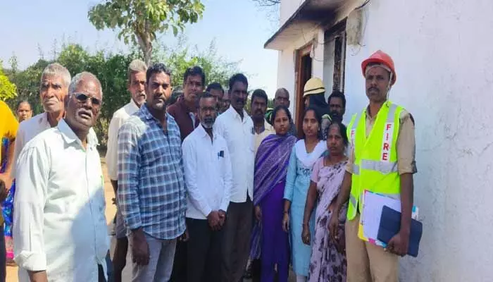షార్ట్ సర్క్యూట్ తో ఇల్లు దగ్ధం షార్ట్ సర్క్యూట్ తో ఇల్లు దగ్ధం