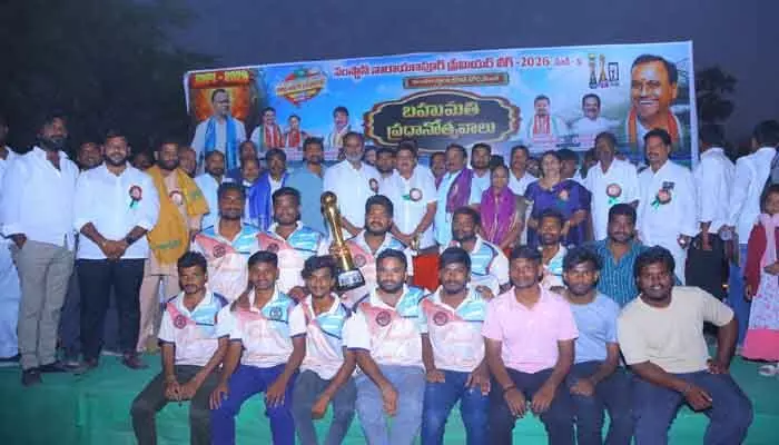 చదువుతో పాటు క్రీడలకు ప్రాముఖ్యత ఇవ్వాలి : ఎమ్మెల్యే కోమటిరెడ్డి రాజ్ గోపాల్ రెడ్డి చదువుతో పాటు క్రీడలకు ప్రాముఖ్యత ఇవ్వాలి : ఎమ్మెల్యే కోమటిరెడ్డి రాజ్ గోపాల్ రెడ్డి
