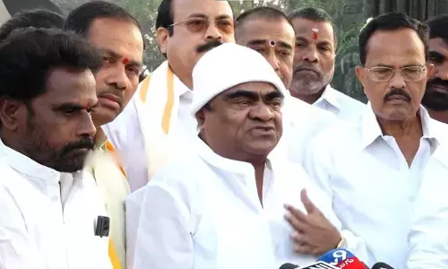 ఎన్టీఆర్ ఘాట్ వద్ద నివాళులు అర్పించిన బాబుమోహన్, మోత్కుపల్లి