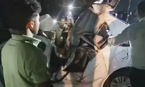 ఘోర రోడ్డు ప్రమాదం.. కారు చెట్టును ఢీ కొట్టి ఐదుగురు మృతి