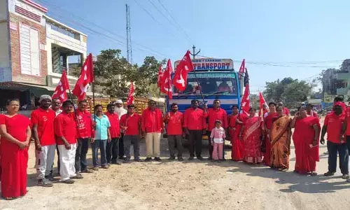 సీపీఐ స‌భ‌కు భారీగా త‌ర‌లివెళ్లిన కార్య‌క‌ర్త‌లు