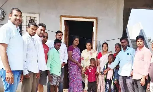 మిత్రుని కుటుంబానికి ఆర్థిక సహాయం అందజేత