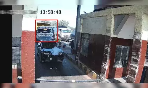 Toll plaza: ఝాన్సీలో ఘోర ప్రమాదం.. టోల్ ప్లాజా వద్ద బీభత్సం సృష్టించిన ట్రక్కు