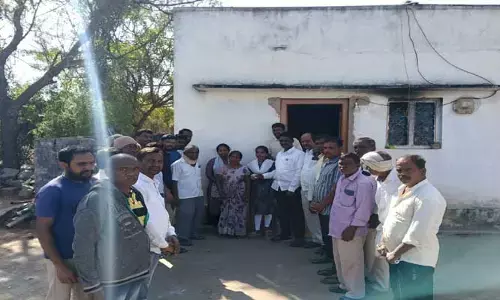 షార్ట్ స‌ర్క్యూట్ తో ద‌గ్ధ‌మైన ఇంటికి ఆర్థిక సాయం