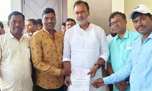 ఔట్ సోర్సింగ్ ఉద్యోగుల‌కు పెండింగ్ వేత‌నాలు ఇప్పించాలి