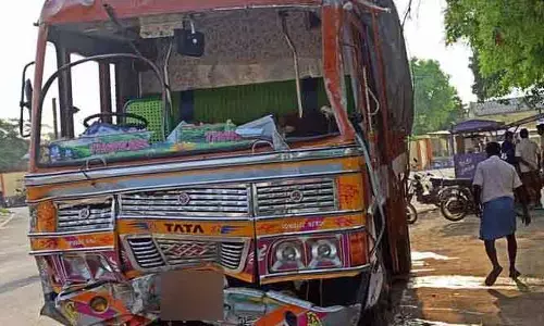 సిమెంట్ లోడ్ లారీ బీభత్సం.. ఆర్టీసీ బస్సును ఢీకొట్టడంతో 14 మందికి గాయాలు