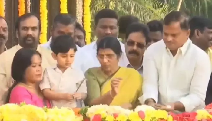 ఎన్టీఆర్ చివరి కోరిక అదే.. ఏపీకి మళ్లీ మంచి రోజులు వస్తాయ్.. లక్ష్మీపార్వతి షాకింగ్ కామెంట్స్ ఎన్టీఆర్ చివరి కోరిక అదే.. ఏపీకి మళ్లీ మంచి రోజులు వస్తాయ్.. లక్ష్మీపార్వతి షాకింగ్ కామెంట్స్