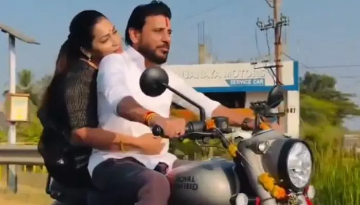 హెల్మెట్ లేకుండా దువ్వాడ దివ్వెల బైక్ రైడ్.. నెటిజన్లు ఫైర్ హెల్మెట్ లేకుండా దువ్వాడ దివ్వెల బైక్ రైడ్.. నెటిజన్లు ఫైర్