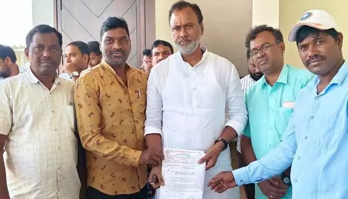 ఔట్ సోర్సింగ్ ఉద్యోగులకు పెండింగ్ వేతనాలు ఇప్పించాలి ఔట్ సోర్సింగ్ ఉద్యోగులకు పెండింగ్ వేతనాలు ఇప్పించాలి