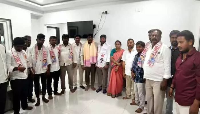 గద్వాల్ జిల్లాలో బీఆర్ఎస్కు షాక్.. జనసేనలో చేరిన కీలక నేతలు గద్వాల్ జిల్లాలో బీఆర్ఎస్కు షాక్.. జనసేనలో చేరిన కీలక నేతలు