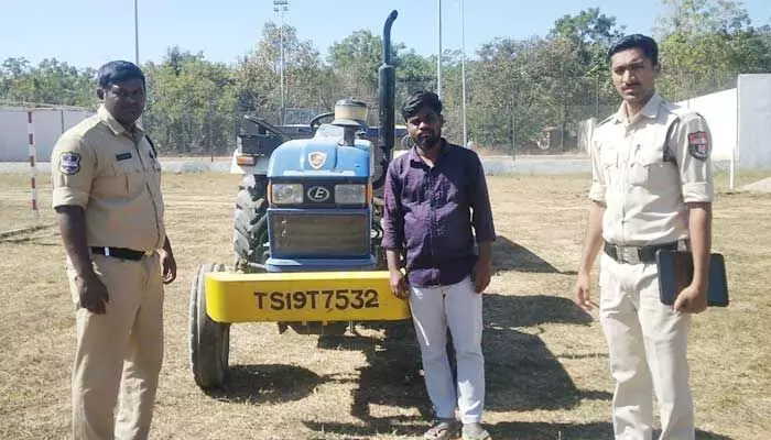 అక్రమ ఇసుక రవాణా చేస్తే కఠిన చర్యలు : సీఐ నిరంజన్ రెడ్డి అక్రమ ఇసుక రవాణా చేస్తే కఠిన చర్యలు : సీఐ నిరంజన్ రెడ్డి
