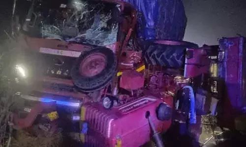 ట్రాక్టర్ ను  ఢీకొట్టిన డీసీఎం.. వ్య‌క్తి మృతి