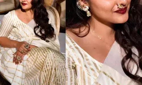 వైట్ శారీలో నాని హీరోయిన్.. నీ అందాన్ని పొగడటానికి డిక్షనరీలో ఉన్న వర్డ్స్ కూడా సరిపోవంటూ కామెంట్స్