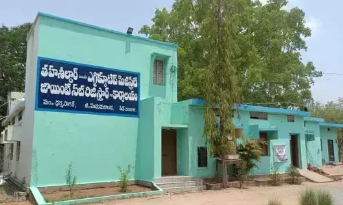 తహశీల్దార్ కార్యాలయంలో దళారులదే రాజ్యం..!