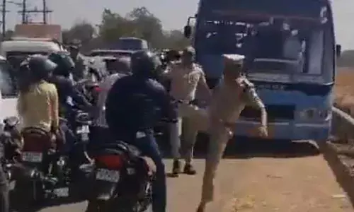భారీగా ట్రాఫిక్ జామ్..బైక‌ర్ ను ఎగిరి త‌న్నిన ఎస్పీ !